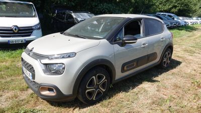 une voiture garée dans l'herbe, près d'autres voitures