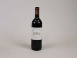 une bouteille de vin posée sur une table