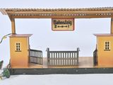 une maquette représentant un banc situé devant un bâtiment