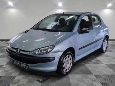 la photo d'une voiture bleue garée dans un garage