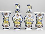 trois vases décorés de fleurs et d'oiseaux, disposés les uns à côté des autres