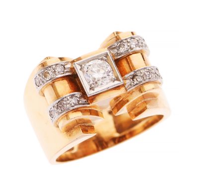 gros plan d'une bague en or avec des diamants sur fond blanc