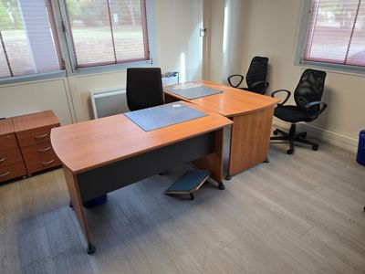 une image représentant un bureau avec un bureau et deux chaises