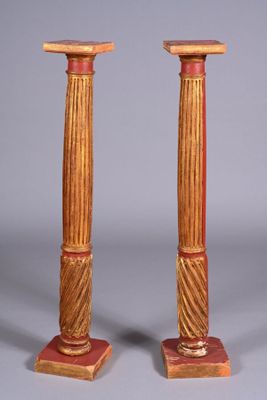 paire de colonnes en bois sculpté avec des socles rouges sur fond gris