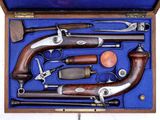 une boîte contenant tout un tas de vieilles armes à feu