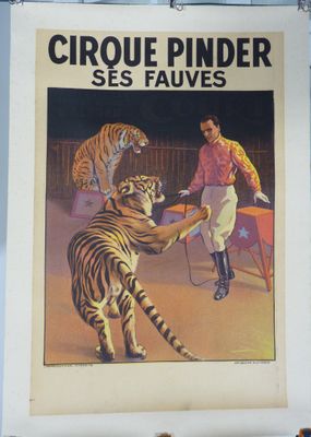 une grande affiche représentant un dompteur de cirque avec un tigre dessus