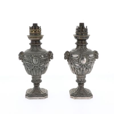 une paire de vases en argent, chacun orné d’une couronne