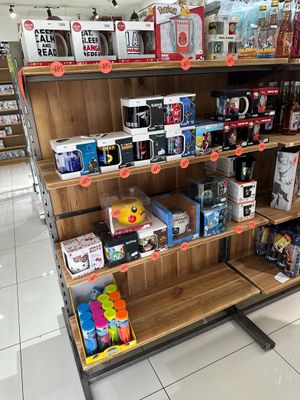 de nombreux articles à vendre sur les étagères du magasin