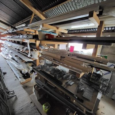 une pièce avec plein d'étagères et beaucoup d'objets