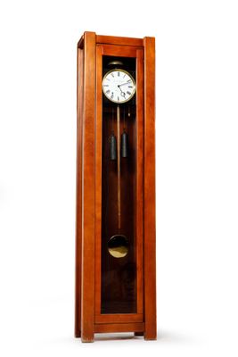 une horloge de parquet en bois avec un pendule sur le côté
