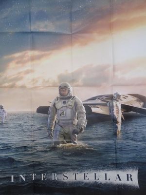 une grande affiche représentant un astronaute debout dans l'eau