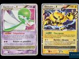 Deux cartes Pokémon sont représentées côte à côte sur un fond noir.