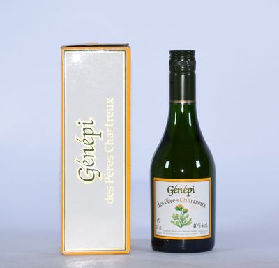 une bouteille de vin à côté d'une boîte sur une table