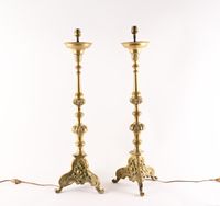 Paire d'importants pique-cierges en bronze doré à décor roca…