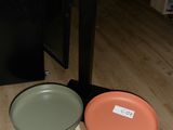 trois casseroles et poêles posées sur une table en bois
