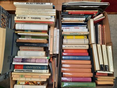 un grand nombre de livres empilés les uns sur les autres