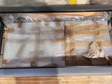 une photo d'une boîte en verre contenant un morceau de plastique