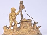 figurine en laiton représentant un garçon avec un chien et une pompe à eau