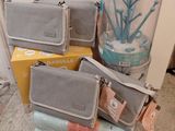 de nombreux sacs contenant des articles de toilette posés les uns à côté des autres sur le sol
