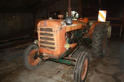 un tracteur qui est garé dans un garage