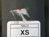 a tag that says taille xs on the back of a jacket