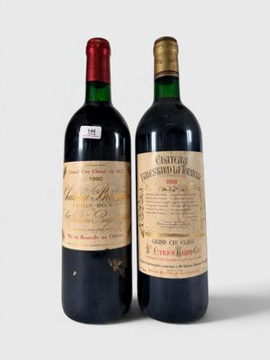 deux bouteilles de vin posées l'une à côté de l'autre sur une surface blanche