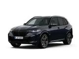 Le SUV BMW X5 est garé sur un fond blanc.