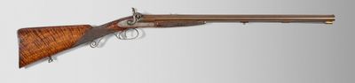 un vieux fusil avec une poignée en bois sur fond blanc