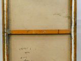 une vieille photo représentant un cadre en bois sur lequel figurent des inscriptions