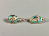 une paire de boucles d'oreilles en or et turquoise ornées de fleurs