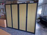 une pièce avec un placard et un bureau
