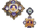 deux médailles et des broches représentant un homme coiffé d'une couronne