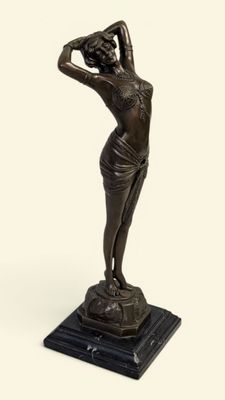 statue en bronze représentant une femme coiffée d'un chapeau
