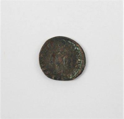 une vieille pièce de monnaie percée d'un petit trou au milieu