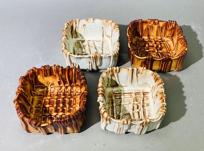 trois petits bols posés sur une table