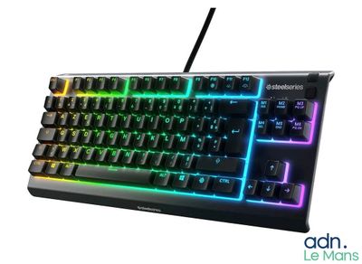 un clavier d'ordinateur posé sur une surface blanche