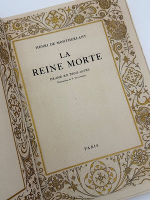 un livre ouvert sur lequel figure l'image d'une bordure dorée