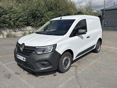 une camionnette blanche garée dans un parking