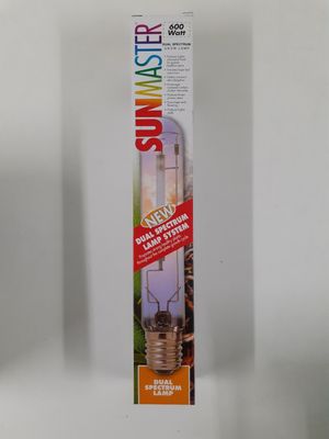 une image représentant une ampoule dans une boîte posée sur une surface blanche