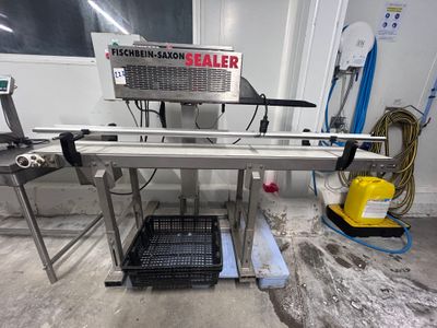 une machine posée sur une table dans une pièce