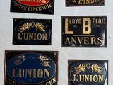 cinq pancartes différentes sur un drap blanc sur lesquelles on peut lire : « syndicat », « syndicat », « syndicat », « syndicat », « syndicat », « syndicat », « syndicat », « syndicat », « syndicat », « syndicat », « syndicat »