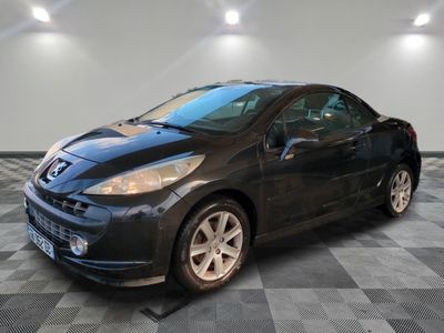 la photo d'une voiture noire garée dans un garage