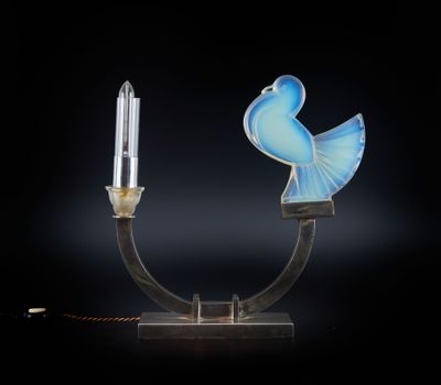 une image représentant un oiseau bleu sur fond noir, avec une ampoule