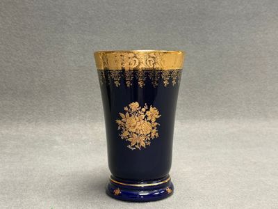 Vase en porcelaine de Limoges à décor doré sur fond bleu nui…