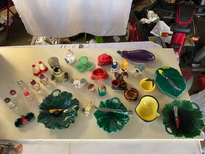 une table sur laquelle se trouvent de nombreux objets en verre