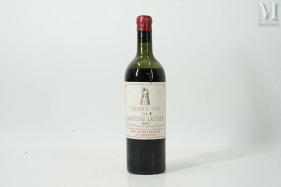 une bouteille de vin posée sur une table