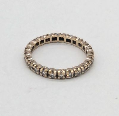 gros plan d'une bague en argent sur une surface blanche