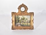 une photo d'une horloge accrochée au mur