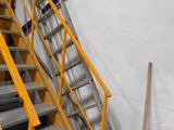 un homme qui descend les escaliers d'un immeuble en skateboard