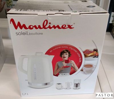 La boîte d'une cafetière est posée sur le plan de travail.